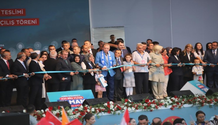 Erdoğan, Malatya’da 300 bininci deprem konutunun anahtarını teslim etti