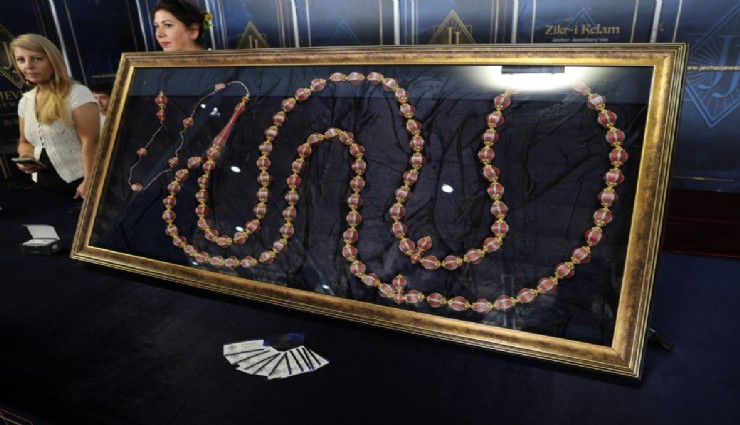 İstanbul’lu ustalardan 14 aylık emek: Kur’an sayfaları tespihe işlendi