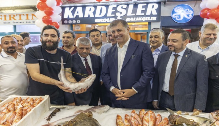 İzmir Balık Hali’nde yeni sezon açıldı: Başkan Tugay siftah yaptı