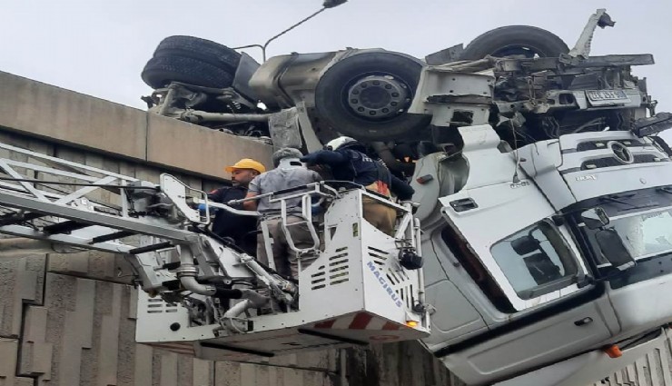 İzmir’de faciadan dönüldü: Viyadükte asılı kalan tır şoförünü itfaiye kurtardı