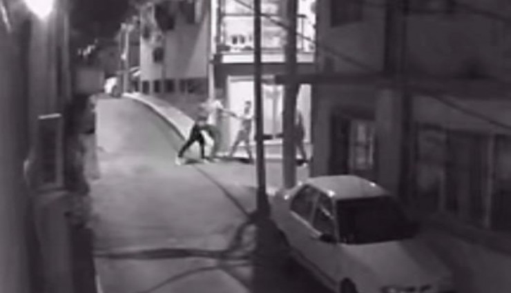 İzmir'de kanlı gece: Kavgada boğazından bıçak darbesi alan adam hayatını kaybetti