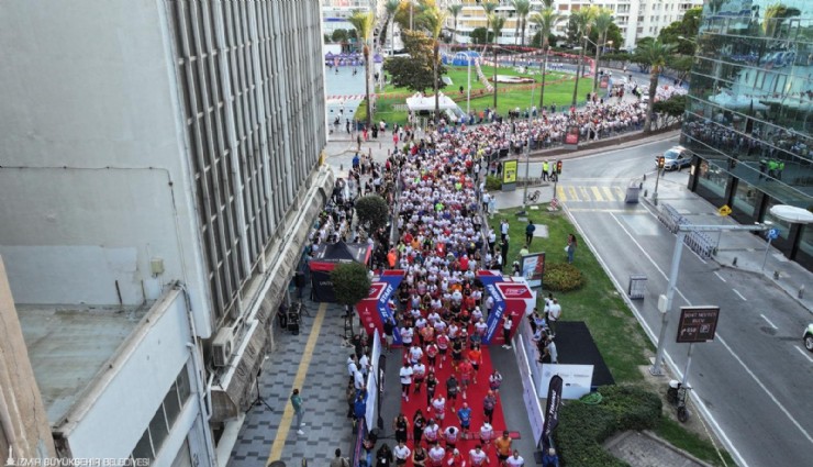İzmir'de Uluslararası 9 Eylül İzmir Yarı Maratonu renkli görüntülere sahne oldu