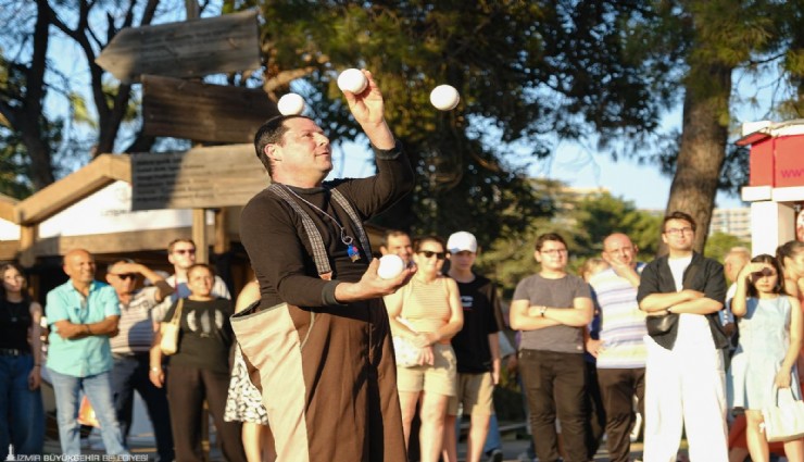 İzmir Fuarı'nda uluslararası sokak gösterilerine büyük ilgi