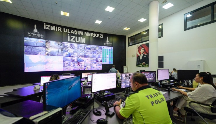 İzmir trafiği İZUM'un radarında: İzmir’de eğitim yılı başlangıcında trafik anlık takip edildi