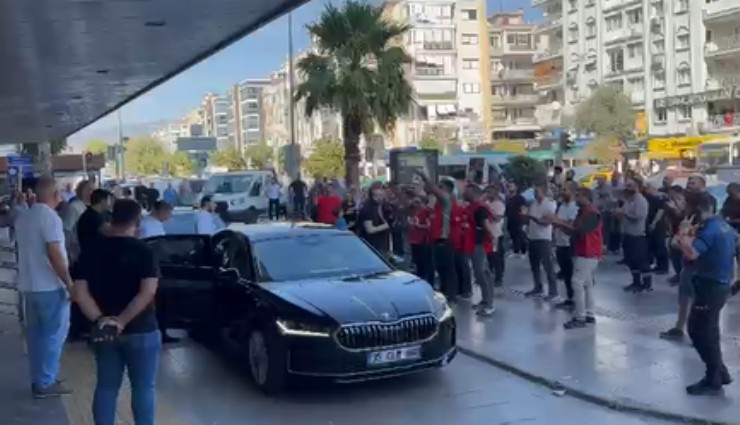 Karşıyaka'da işçilerden Tugay'a çöp toplama tepkisi