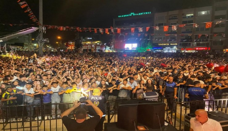 Manisa'da Aleyna Tilki sahneye çıkamadı: Konser yağmur ve elektrik arızası nedeniyle ertelendi