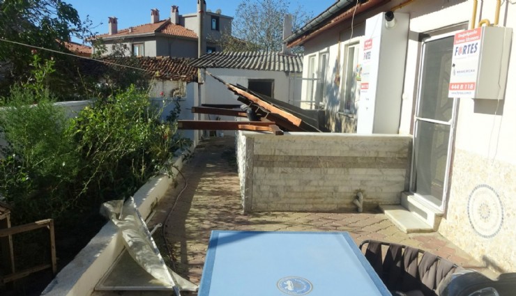 Menteşe'de fırtına minareyi yıktı, ağaçları söktü