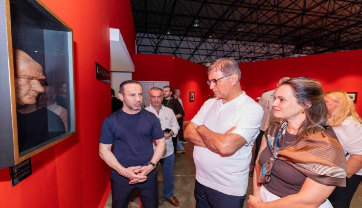 Tugay, Refik Anadol ve Atatürk sergilerini İzmirlilerle gezdi: ''İzmir çok iyi şeyleri hak eden insanların şehri''