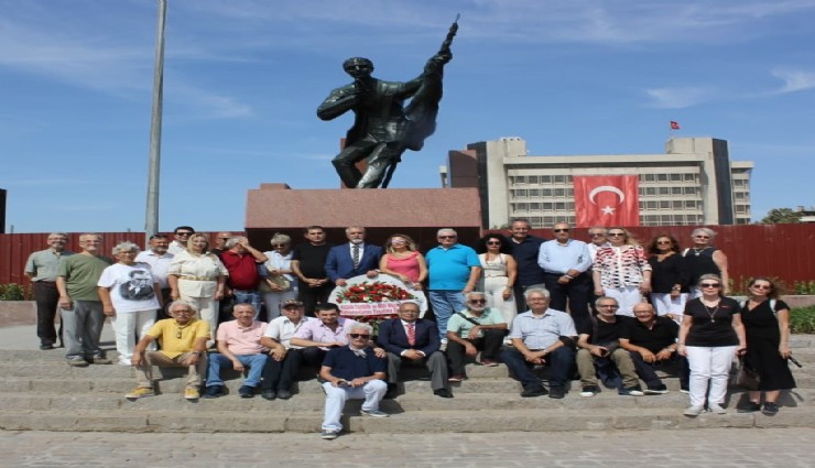 Yeniden kurulan Hasan Tahsin Derneği, Konak'taki anıta çelenk sundu