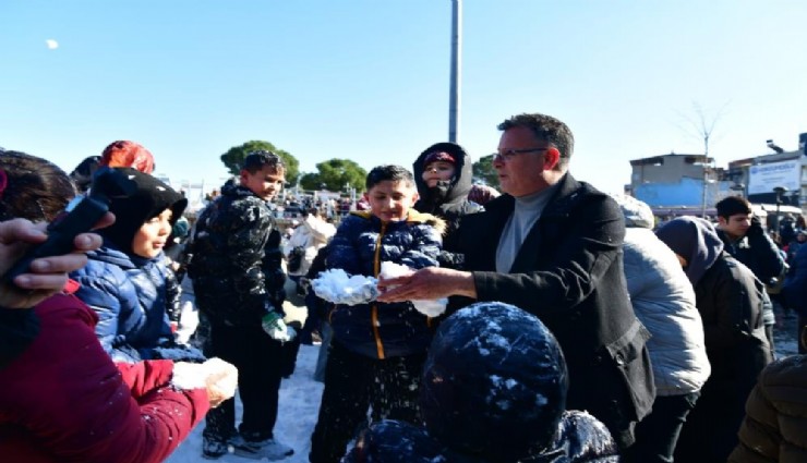 Alaşehir’de çocuklara kar sürprizi: Meydan beyaza büründü