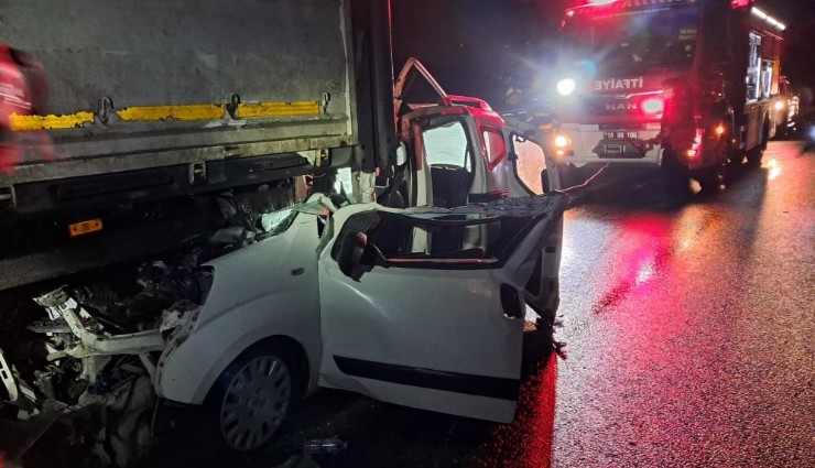 Balıkesir’de tıra çarpan otomobilin sürücüsü yaralandı