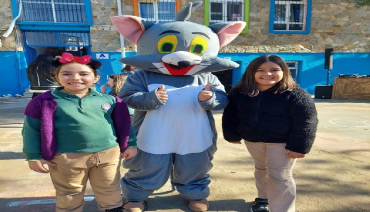 Bayındır Fatih İlkokulu’ndan öğrencilere renkli karne sürprizi