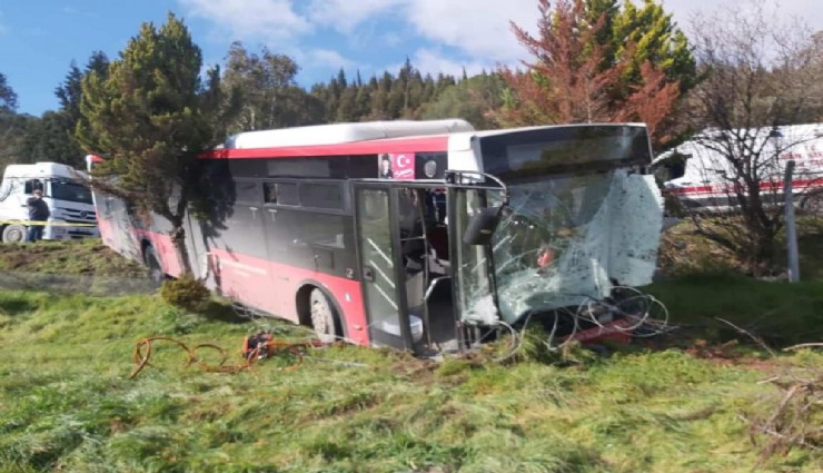 Bornova’da belediye otobüsü ile panelvan çarpıştı: 1'i ağır, 8 kişi yaralı