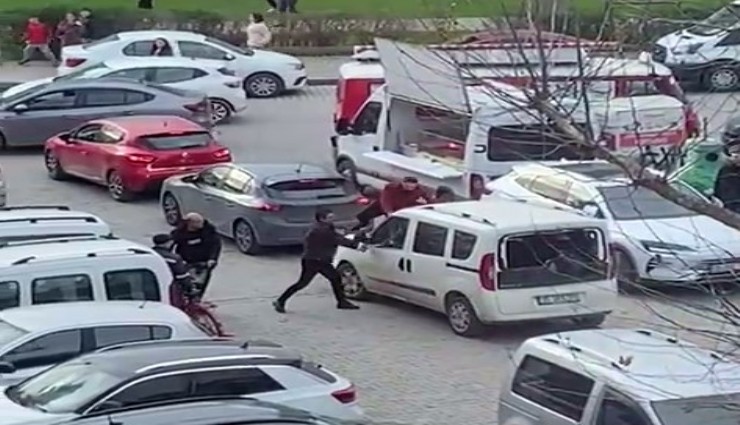 Bornova'da sopalı saldırı: Polis merkezi önünde dehşet anları