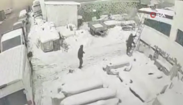 Erzurum’daki mobilya üretimi yapan iş yerinde çıkan yangın öncesi meydana gelen patlama güvenlik kamerasında