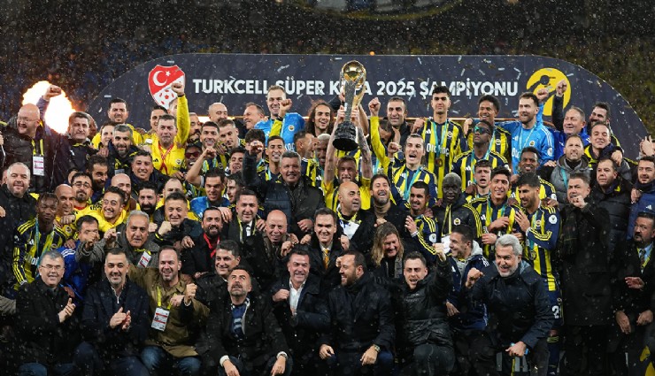 Fenerbahçe, kupayı kaldırdı: Galatasaray törene katılmadı
