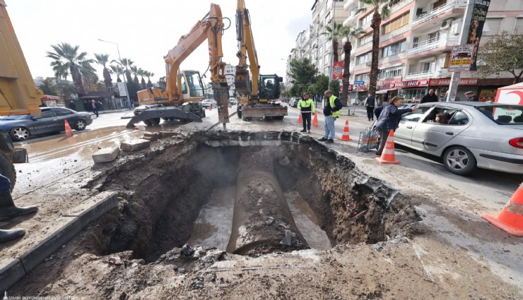 İnönü Caddesi'ndeki ana boru arızasına İZSU'dan hızlı müdahale