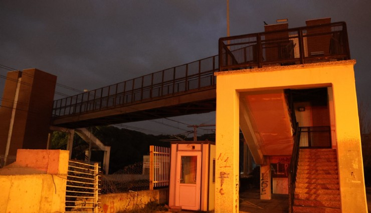 İZBAN şantiyesi durduruldu: Üst geçit ıssız ve tenha kaldı