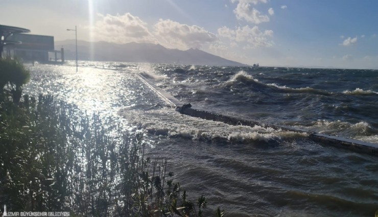 İzmir Büyükşehir Belediyesi ekiplerinin sağanak ve fırtına mesaisi