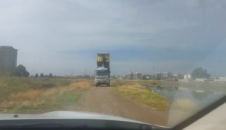 İzmir'de çevreyi kirletiyordu: Kaçak maloz döktü, polisin dur ihtarına uymadı, sicili kabarık çıktı