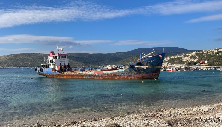 İzmir’de Demircili Sahili’ndeki hurda gemiye inceleme başlatıldı