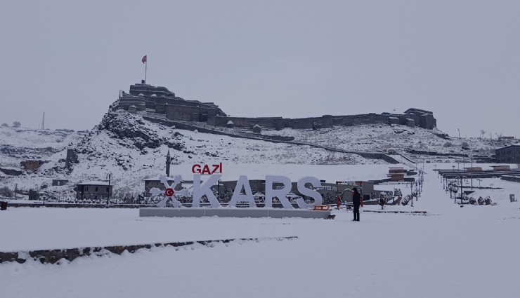 Kars'ta okullar tatil edildi: Uçak seferleri iptal