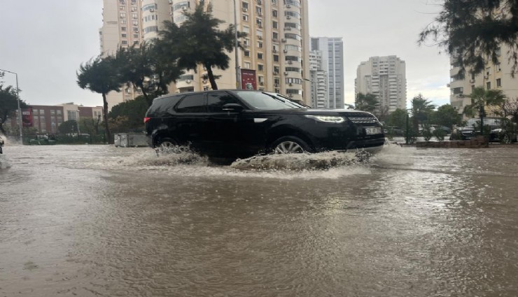 Karşıyaka’da fırtına kabusu: Ağaçlar devrildi, tramvay durdu