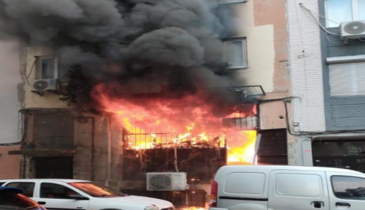 Manisa’da internet kafede yangın paniği: Alevler apartmanın ikinci katına ulaştı