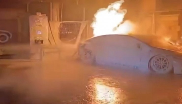 Otomobil dereye düştü, elektrikli araç alev aldı