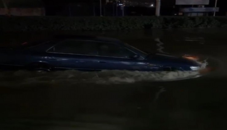 Otomobili gören şaşkına döndü: Sel sularında gemi gibi yüzdü