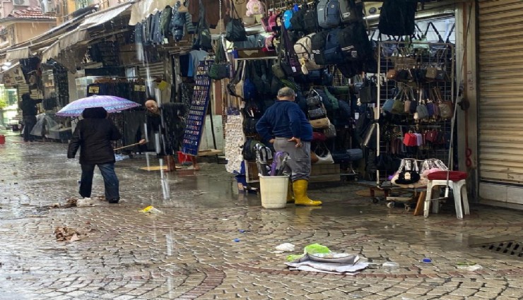 Sağanak yağış Kemeraltı'nı vurdu: Tarihi çarşı sular altında kaldı