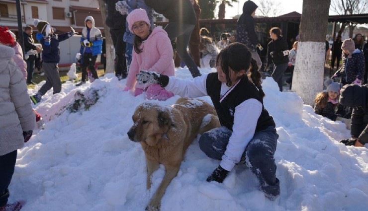 Ürkmez’de minikler yarıyıl tatilini karla karşıladı