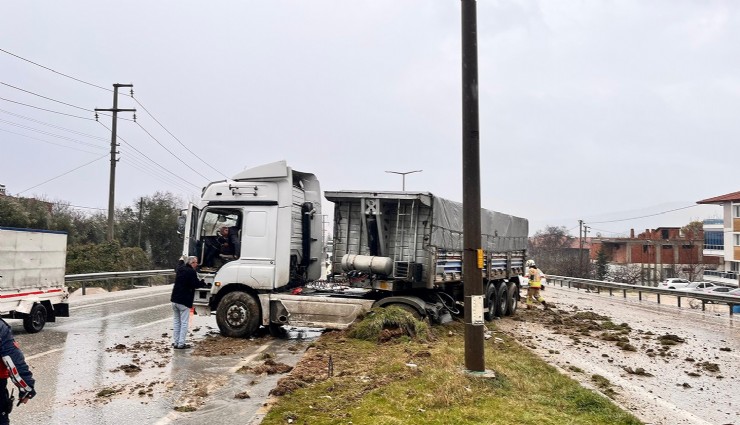 Yağışlı hava faciayı beraberinde getirdi: Kaza yapan sürücü yara almadan kurtuldu