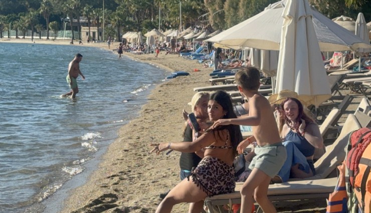 Bodrum'da yaz bitmedi: Turistler ekim sonunda denizin keyfini çıkardı