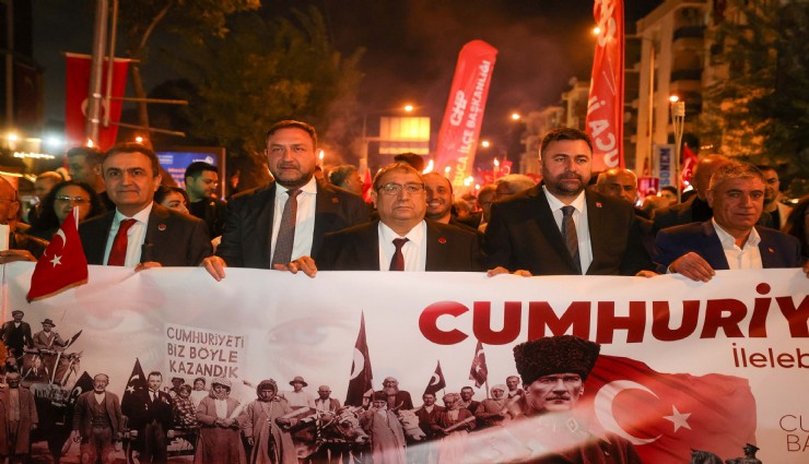 Buca'da Cumhuriyet coşkusu sokaklara taştı