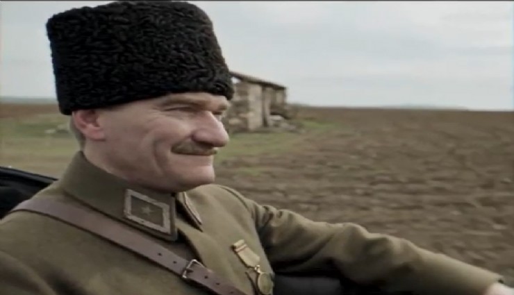 Büyük Önder Atatürk'ün İzmir'e gelişi yapay zekayla canlandırıldı