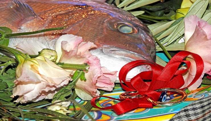 Çeşme’de nişan balığı geleneği yeniden hayat buldu