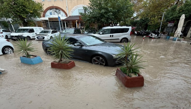Çeşme’yi sağanak vurdu: Cadde ve sokaklar göle döndü