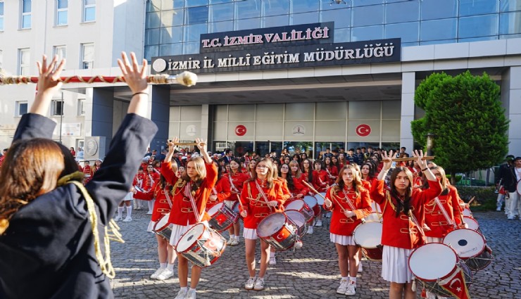 Cumhuriyet coşkusu meydanlara sığmadı: Öğrenci bandolarından İzmir’de görkemli kutlama