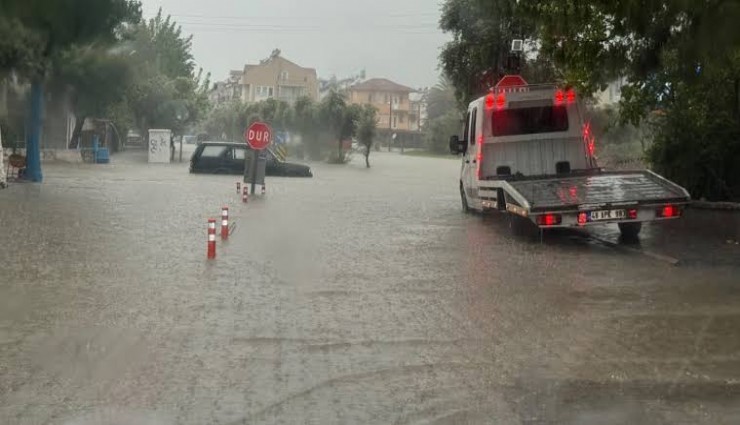 Fethiye'de sağanak etkili oldu, yollar sular altında kaldı