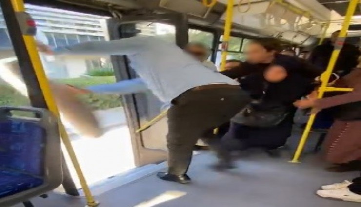 İzmir'de belediye otobüsünde halı kavgası: Şoför halıyı kapıdan fırlattı