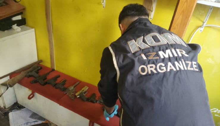 İzmir’de ruhsatsız silah operasyonu: Depodan cephanelik çıktı
