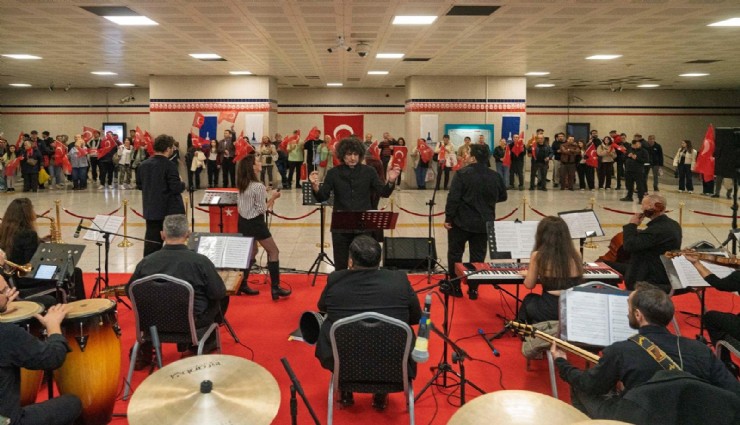 İzmir Metrosu'nu Cumhuriyet coşkusu sardı