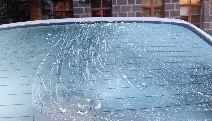 Kars eksi 6'yı gördü, araçların camları buz tuttu