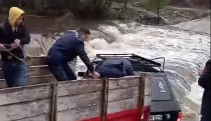 Koçarlı'da sel felaketi: Derede mahsur kalan 2 kişi son anda kurtarıldı