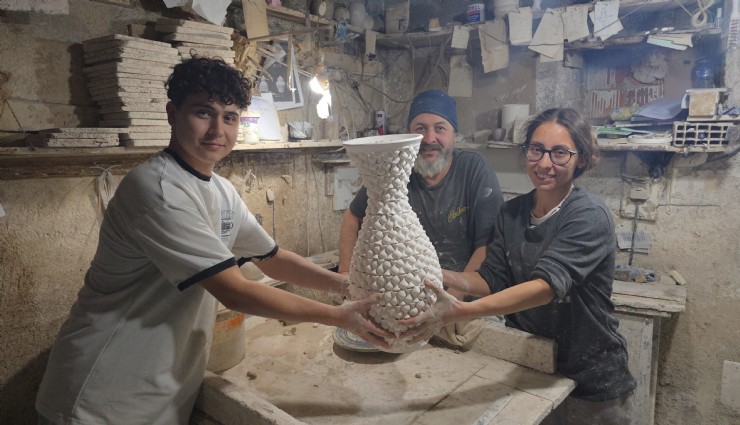 Kütahyalı çini ustasından sıra dışı eser: 500 minik vazoyu birleştirip dev vazo yaptı