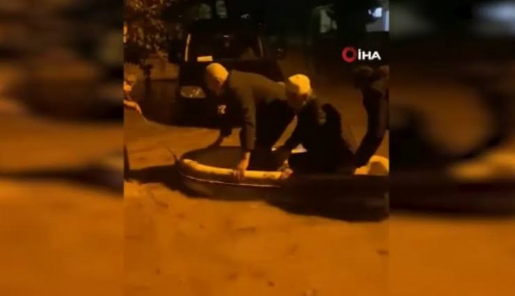 Sel sularında mahsur kalan cami cemaatini kayıkla kurtardılar