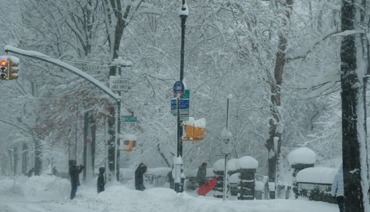 ABD'de kar fırtınası hayatı durma noktasına getirdi