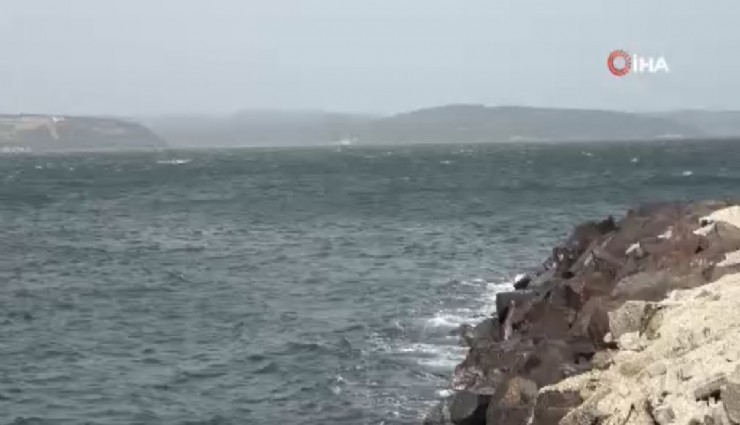 Çanakkale Boğazı fırtına nedeniyle trafiğe kapandı