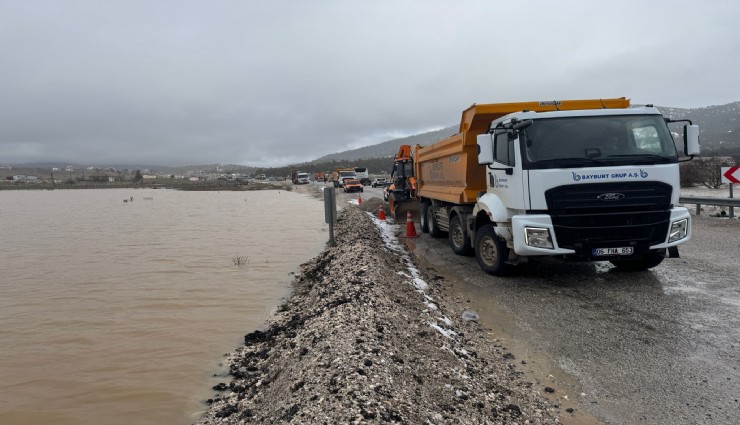 Fethiye - Antalya kara yolunda su baskını: 'Ulaşım kontrollü sağlanıyor'